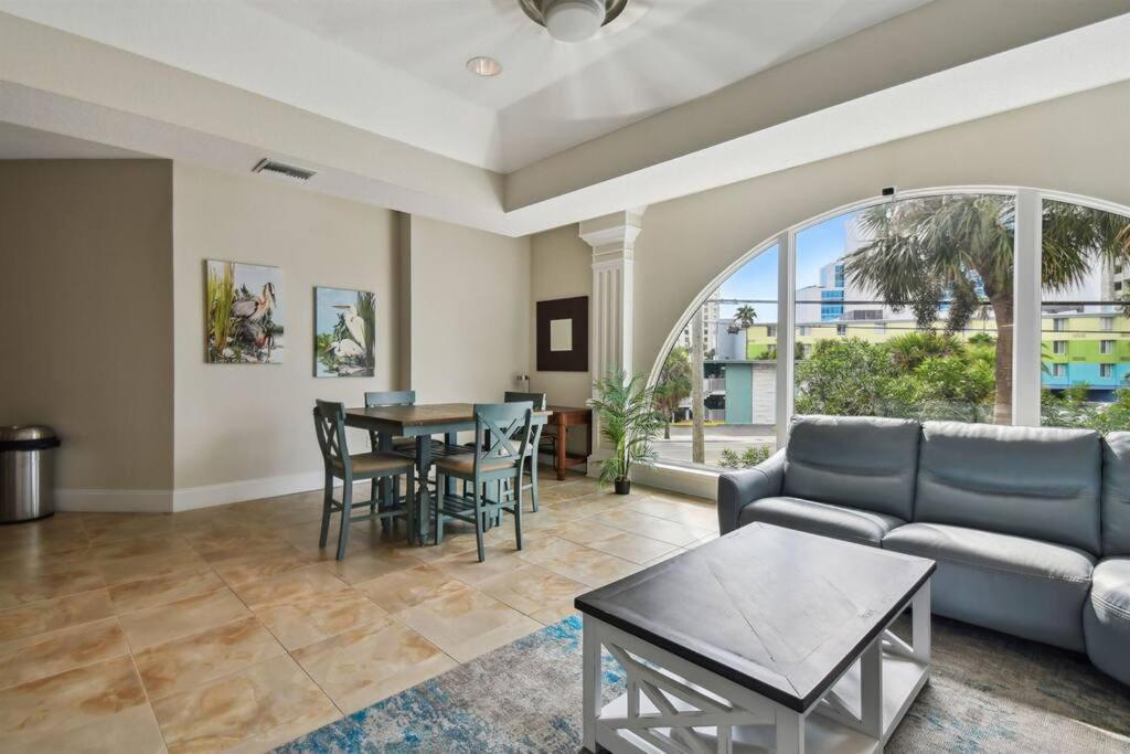 Location! Coastal Charm I 5 Min Walk To Beach, Shops & Rest شاطئ كليرووتر المظهر الخارجي الصورة