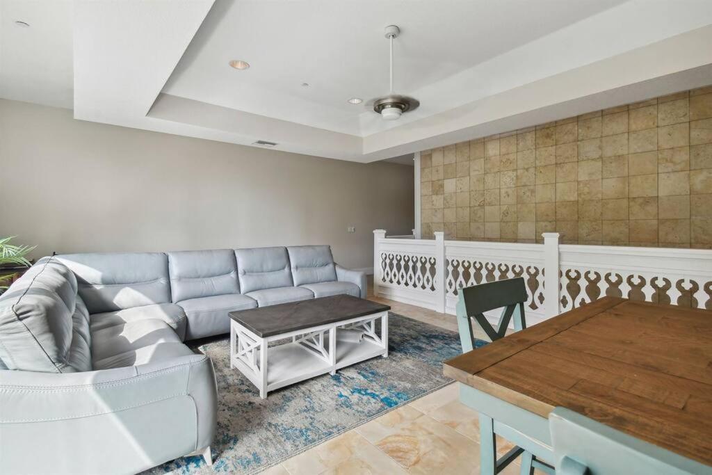 Location! Coastal Charm I 5 Min Walk To Beach, Shops & Rest شاطئ كليرووتر المظهر الخارجي الصورة