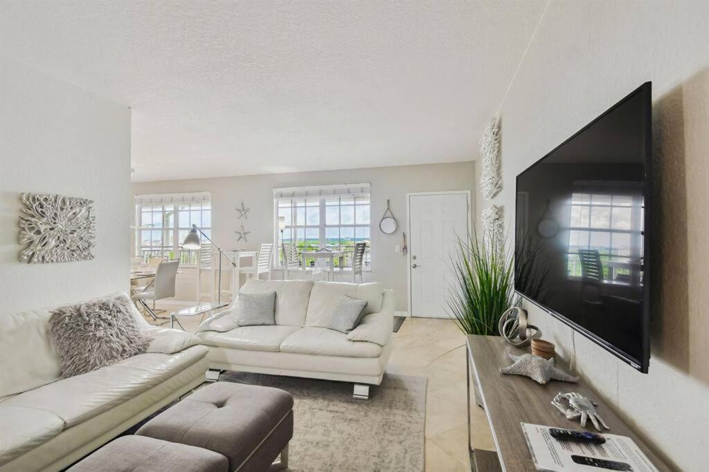 Location! Coastal Charm I 5 Min Walk To Beach, Shops & Rest شاطئ كليرووتر المظهر الخارجي الصورة