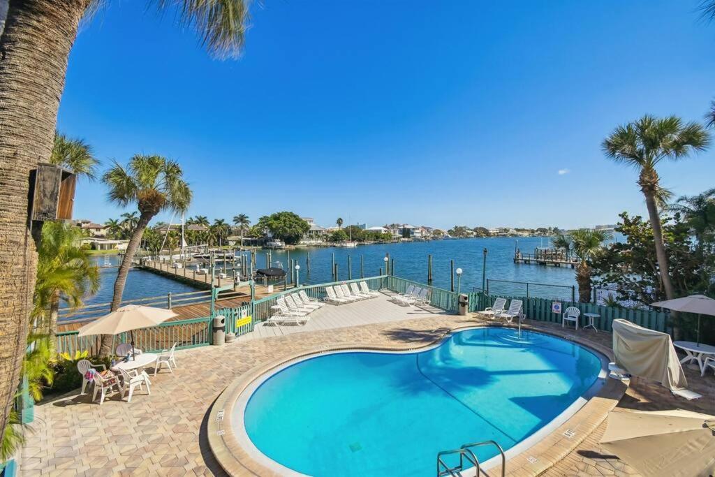 Location! Coastal Charm I 5 Min Walk To Beach, Shops & Rest شاطئ كليرووتر المظهر الخارجي الصورة