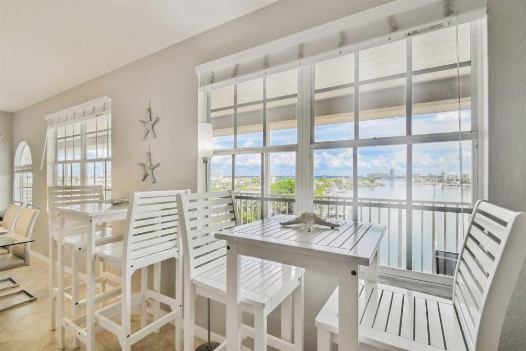 Location! Coastal Charm I 5 Min Walk To Beach, Shops & Rest شاطئ كليرووتر المظهر الخارجي الصورة