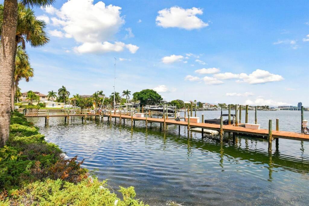 Location! Coastal Charm I 5 Min Walk To Beach, Shops & Rest شاطئ كليرووتر المظهر الخارجي الصورة