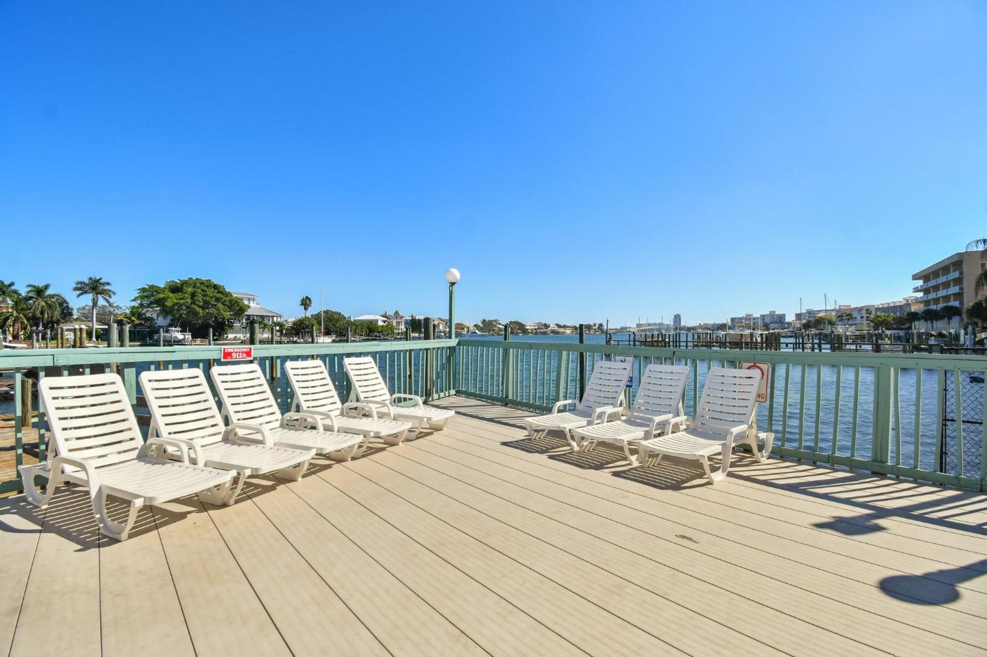 Location! Coastal Charm I 5 Min Walk To Beach, Shops & Rest شاطئ كليرووتر المظهر الخارجي الصورة